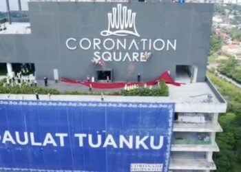 RAKAMAN dari udara yang memaparkan logo dan papan tanda Coronation Square di salah satu mercu tanda projek itu yang dilancarkan di Johor Bahru, semalam.