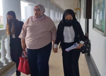 SITI Bainun Ahd Razali hadir di Mahkamah Sesyen Kuala Lumpur untuk dibicarakan atas tuduhan menganiaya dan mengabaikan seorang kanak-kanak perempuan Sindrom Down. -  UTUSAN/NORLIZAH ABAS