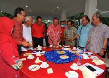 HASNI Mohammad memotong kek hari jadinya ke-63 baru-baru ini sambil diperhatikan oleh ketua-ketua Bahagian UMNO selepas Mesyuarat Perhubungan UMNO Negeri di Pejabat UMNO Johor, Johor Bahru disini. - UTUSAN/RAJA JAAFAR ALI