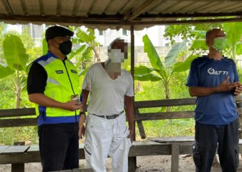 DUA individu dikesan membawa rokok di dalam poket seluar ketika Operasi Plastik Hitam Bersendawa dilakukan JAIM di sekitar Melaka. - UTUSAN/DIYANATUL ATIQAH ZAKARYA