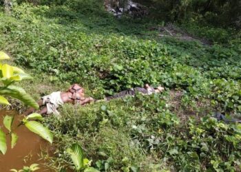 MAYAT dua beranak Orang Asli ditemukan meninggal di tepi sungai berhampiran ladang sawit dipercayai terkena renjatan elektrik ketika memancing menggunakan wayar dan bateri kereta di Batu Sawar 2, dekat Kuala Krau di Temerloh, Pahang. - FOTO SUMBER MEDIA SOSIAL