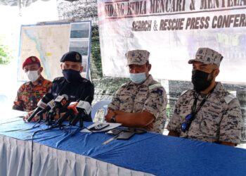 NURUL Hizam Zakaria (dua kanan) pada sidang akhbar di PHC Jeti Awam Majlis Daerah Mersing, di sini. -UTUSAN/MASTURAH SURADI