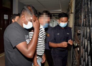 G. PATRCIK Dass (kiri) didenda RM2,100 di Mahkamah Majistret Ipoh hari ini selepas mengaku bersalah atas tuduhan ugutan bunuh dan menghina pegawai polis wanita. - UTUSAN/ZULFACHRI ZULKIFLI