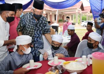 MAHDZIR Khalid beramah mesra dengan pelajar pelajar tahfiz pada Majlis Iftar Warga Felcra Padang Terap di Padang Terap, Kedah semalam.