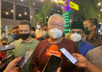 NAJIB Tun Razak bercakap kepada pemberita selepas melawat Bazar Aidilfitri di Jalan Hang Tuah, Banda Hilir, Melaka.