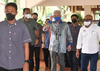 ISMAIL Sabri Yaakob tiba di Dewan Sri Endon, di Putrajaya bagi mengikuti taklimat khas mengenai RUU Anti Lompat Parti. -UTUSAN/MOHD HUSNI MOHD NOOR