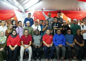 WAN Saiful Wan Jan (duduk, empat dari kanan) bergambar bersama wartawan dan jurugambar selepas majlis berbuka puasa bersama ahli KMEK di Jitra semalam.