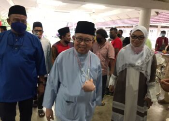 TENGKU Razaleigh Hamzah tiba di Balai Rakyat Bukit Cekati, Gua Musang untuk berbuka puasa bersama ahli UMNO Bahagian Gua Musang, semalam. - UTUSAN/AIMUNI TUAN LAH