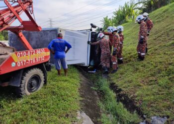 KEADAAN lori yang terbabas dipercayai akibat tayar pecah menyebabkan pemandunya maut di Kilometer 381.3, Lebuh Raya Utara-Selatan arah selatan di Tanjung Malim hari ini. - UTUSAN/IHSAN JBPM PERAK