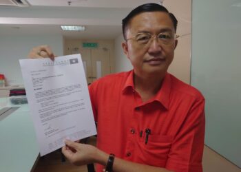 TEE Siew Kiong menunjukkan surat dipanggil menghadiri Perbicaraan Jawatankuasa Tatatertib MCA pada sidang akhbar di Danga Bay, Johor Bahru.