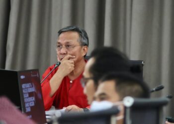 HASNI Mohammad ketika mempengerusikan mesyuarat Badan Perhubungan UMNO Johor di pejabat UMNO negeri di Jalan Yahya Awal, Johor Bahru.