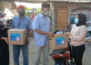 ZAMBRY Abd. Kadir (tiga dari kiri) menyampaikan bantuan kepada penduduk Kampung Teluk Muroh dalam program Ihya dan Jariah Ramadan di Lumut semalam.