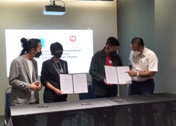 DR. TEO LEE KEN (kiri) menyaksikan pertukaran MoU antara Parti Muda Pulau Pinang dan ACTnow Sdn. Bhd. di Penang Digital Library, Jalan Masjid Negeri, Pulau Pinang hari ini.