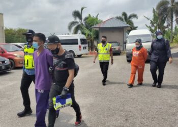 MUHAMMAD Efendi Sanusi Gunarto (dua dari kiri) dan Nur Sabrina Khairul (dua dari kanan) ketika dibawa ke Mahkamah Sesyen Kuala Pilah pada 18 April lalu atas kesalahan mencuri barang kemas dalam kedai emas di Pekan Kuala Pilah. - UTUSAN/NOR AINNA HAMZAH