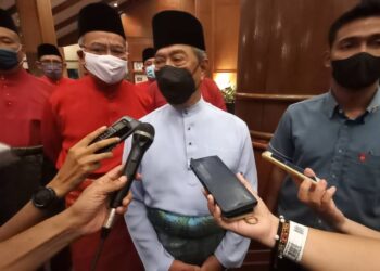 MUHYIDDIN Yassin bercakap kepada pemberita pada majlis berbuka puasa anjuran Bersatu Bahagian Alor Gajah di A'famosa Resort, Alor Gajah, Melaka. - UTUSAN/AMRAN MULUP