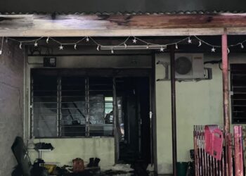 KEADAAN sebuah rumah yang terbakar dalam kejadian di Taman Meru Fasa 2B, Ipoh semalam. - UTUSAN/IHSAN JBPM PERAK