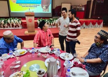 AHMAD Jazlan Yaakob (duduk, dua kiri) berbual dengan pengamal media Kelantan yang hadir ke Majlis Makan Colek di Kota Bharu, Kelantan malam tadi. - UTUSAN/YATIMIN ABDULLAH