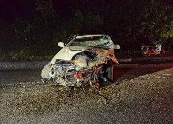 KEADAAN Proton Wira yang terbabas sebelum bertembung Perodua Alza di Kilometer 108, Lebuh Raya Timur - Barat, Jeli semalam. FOTO IHSAN POLIS