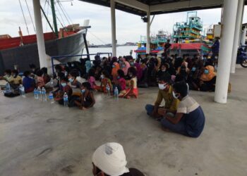 SEBAHAGIAN warga asing yang ditangkap setelah bot dinaiki mereka tersangkut pada beting pasir di perairan Kuala Kurau, Kerian hari ini. - UTUSAN