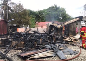 RUMAH sewa Maimun musnah terbakar dalam kejadian di Jalan Dalam Kota, Lundang, Kota Bharu hari ini. - UTUSAN/ROHANA MOHD. NAWI