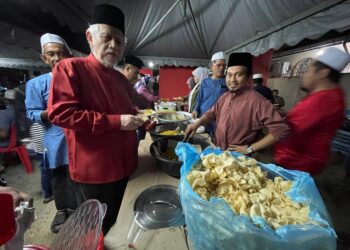 YAHAYA Hassan (tiga dari kiri) menunjukkan motosikal yang disita dalam Op Samseng Jalanan di Station 18, Ipoh hari ini. - UTUSAN