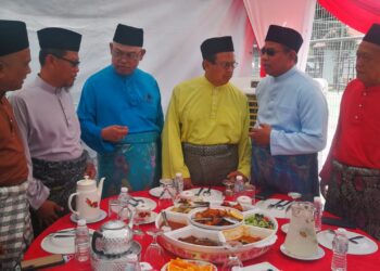 NOH Omar (tiga kiri) dan Ahmad Yunus Hairi (dua kiri) menghadiri  Majlis Sambutan Aidilfitri Parlimen Tanjong Karang di Kuala Selangor, Selangor, hari ini. - UTUSAN/ABDUL RAZAK IDRIS