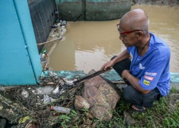 PENDUDUK
Kampung
Ngulang,
Zainol Man, 65
menunjukkan
sebahagian
bangkai ikan
yang mati akibat
pencemaran di
Sungai Ngulang
sejak seminggu
lalu. – UTUSAN/
SHAHIR
NOORDIN