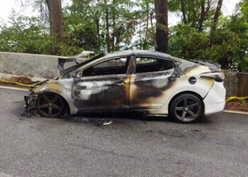 KEADAAN kereta Hyundai Elantra yang mengalami kerosakan akibat enjin terbakar dalam kemalangan di Kilometer di Kilometer 2.9 menghala naik ke Genting Highlands di Bentong, Pahang. - FOTO IHSAN IPD BENTONG