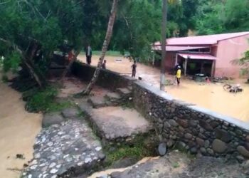 BANJIR kilat yang melanda beberapa kawasan di Janda Baik kira-kira pukul 5.30 pagi tadi. - FOTO IHSAN JBPM PAHANG