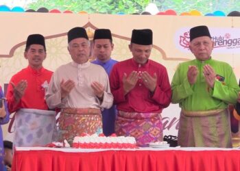 AHMAD Said (dua, dari kiri) dan Rozi Mamat (dua, dari kanan) mengaminkan doa sempena Ulang Tahun Penubuhan UMNO Ke-76 dalam Majlis Rumah Terbuka Aidilfitri UMNO Bahagian Hulu Terengganu di Hulu Terengganu hari ini.