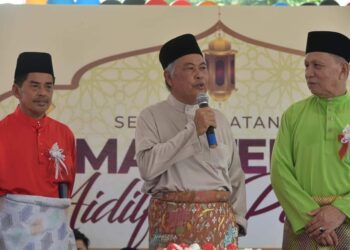 AHMAD Said (tengah) ketika berucap dalam Majlis Rumah Terbuka Aidilfitri UMNO Bahagian Hulu Terengganu di Hulu Terengganu hari ini.