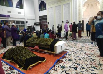 JENAZAH dua pelajar USAS disembahyang di Masjid Permaisuri Bainun, USAS Kuala Kangsar hari ini. - UTUSAN