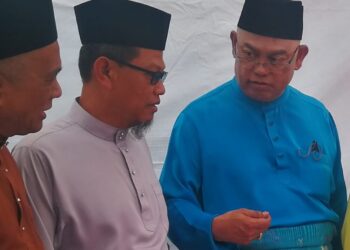 NOH Omar (kanan) dan Pesuruhjaya Pas Selangor, Datuk Dr. Ahmad Yunus Hairi (tengah) bersama menghadiri program sambutan Aidilfitri Peringkat Parlimen di Tanjong Karang, Kuala Selangor, Selangor pada minggu lalu. - UTUSAN / ABDUL RAZAK IDRIS