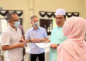 LOW Chee Leong (kiri) bersama Ahli Parlimen Kota Melaka, Khoo Poay Tiong (tengah) bertemu dengan Sulaiman Md. Ali baru-baru ini bagi menyerahkan memorandum berkenaan masalah banjir yang kerap melanda Banda Hilir, Melaka dan kawasan sekitar.