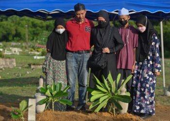 IBU bapa dan adik-adik Allahyarham Ahmad Naim Najmi Ahmad Hafizan, 21, sebak selepas jenazah selamat dikebumikan di Tanah Perkuburan Islam Kijal di Kemaman hari ini. - UTUSAN/PUQTRA HAIRRY ROSLI