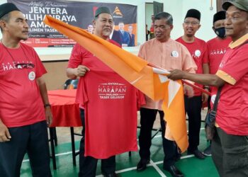 MOHAMAD Sabu bersama Dr. Roslan Ahmad (dua dari kiri) ketika Majlis Pelancaran Jentera Pilihan Raya Amanah Parlimen Tasek Gelugor di Sungai Dua, Pulau Pinang.