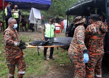 ANGGOTA bomba menyerahkan kepada polis bahagian tubuh manusia dipercayai milik pendaki yang dilaporkan hilang selepas dihanyutkan kepala air di Hutan Simpan Gunung Siku, Jalan Simpang Pulai-Cameron Highlands dekat Ipoh hari ini. - UTUSAN/ZULFACHRI ZULKIFLI