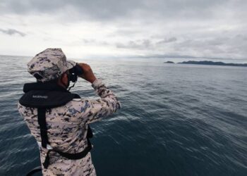 PEGAWAI Maritim Malaysia giat mengesan T Razali Wok yang dilaporkan hilang selepas dipercayai terjatuh dalam laut ketika dalam perjalanan pulang daripada mencandat sotong di Kuala Terengganu, hari ini.