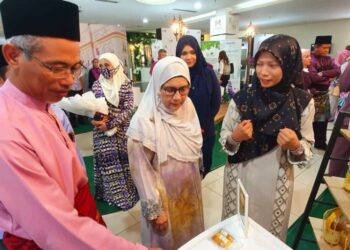 Dr. Maryam memberi penerangan kepada Dr Siti Mariah dan tetamu yang hadir tentang produk keluaran Jardin Pharma pada majlis pelancaran dan tapak pameran Jardin Pharma.