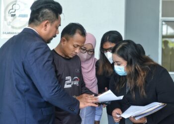 YUSERI Yusoff (dua dari kiri) bersama peguam pemerhati yang mewakili keluarga mangsa dalam prosiding kes inkues menentukan punca kematian bayi perempuan Nour Rania Asyifaa Yuseri di Kompleks Mahkamah Seremban di Seremban 2, Seremban hari ini. - UTUSAN/MOHD. SHAHJEHAN MAAMIN