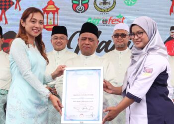 SAARANI Mohamad (tengah) menyaksikan penyerahan sijil Buku Rekod Malaysia Taman Herba Gopeng sebagai tanaman herba terbesar pada program di Gopeng hari ini. - UTUSAN/MUHAMAD NAZREEN SYAH MUSTHAFA