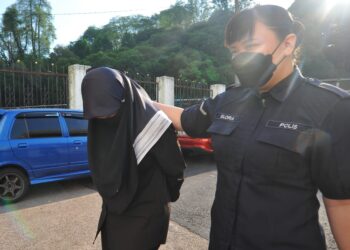 ANGGOTA polis membawa Nurfarhana Atiqah Mohamad yang didakwa dengan 13 pertuduhan melakukan pecah amanah di Mahkamah Sesyen Johor Bahru.  - UTUSAN/RAJA JAAFAR ALI