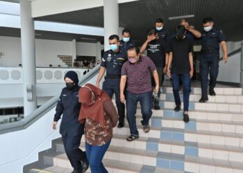 KESEMUA tertuduh mengaku bersalah di Mahkamah Majistret, Ayer Keroh, Melaka atas tuduhan menghalang tugas polis dan mengeluarkan kata-kata kesat. - UTUSAN/DIYANATUL ATIQAH ZAKARYA