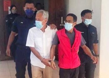 ZAINAL Abidin Alias (baju putih) dan anaknya, Mohamed Riza didakwa di Mahkamah Majistret Bentong di Bentong, Pahang atas tuduhan memiliki dan mengedar dadah.