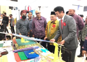 MOHD.Amar Nik Abdullah (dua dari kanan) bersama Ambassador Takahashi (kanan) melihat wau di gerai Festival Kelantan Jepun 2022 di Mydin Tunjong, Kota Bharu hari ini.-UTUSAN/ROSLIZA MOHAMED