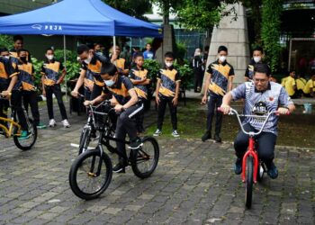 AHMAD Faizal Azumu (kanan) cuba mengayuh basikal BMX pada program MSL peringkat Daerah Kinta di X Park Sunway City Tambun, Ipoh hari ini. - UTUSAN/ZULFACHRI ZULKIFLI