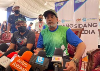 KHAIRY Jamaluddin bercakap kepada pemberita pada sidang akhbar Majlis Pelancaran Jelajah ANMS Peringkat Negeri di Banda Hilir, Melaka. - UTUSAN/DIYANATUL ATIQAH ZAKARYA