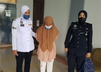 MUNIRAH Stapah@Salleh (tengah) dibawa ke Mahkamah Majistret Seremban hari ini bagi didakwa atas pertuduhan memandu secara melulu dan berbahaya sehingga menyebabkan kematian seorang penunggang basikal di Jalan Temiang-Pantai, Seremban pada 1 Jun lalu.