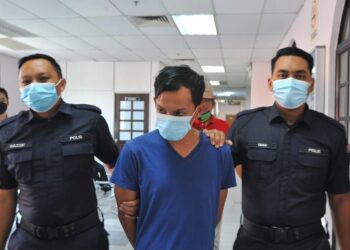 TERTUDUH, Ibnu Azim Azmi dihadapkan ke Mahkamah Sesyen dan Mahkamah Majistret atas pertuduhan amang seksual fizikal dan cabul terhadap dua beradik perempuan pada Mei lalu di Mahkamah Johor Bahru di sini. - UTUSAN/RAJA JAAFAR ALI