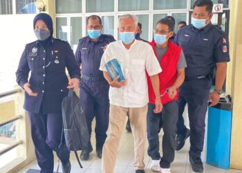 ZAINAL ABIDIN Alias (baju putih) dan anaknya, Mohamed Riza (dua dari kanan) didakwa di Mahkamah Sesyen Raub di Raub, Pahang atas tuduhan menanam sejumlah 102 pokok ganja. - UTUSAN/NORHAFIZAN ZULKIFLI